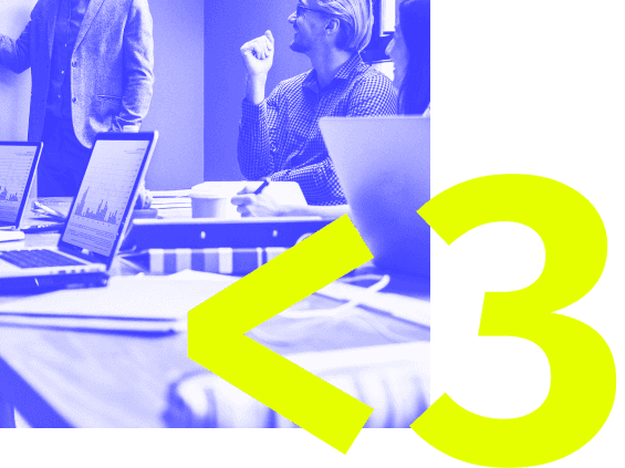 Eine Gruppe von Menschen (teilweise sichtbar) sitzt mit geöffneten Laptops um einen Tisch herum und nimmt an einer Besprechung oder Diskussion teil. Eine Person steht neben einem Whiteboard und scheint eine Präsentation zu halten. Das Bild hat eine blaue und gelbe Farbüberlagerung und ein geometrisches gelbes Design.