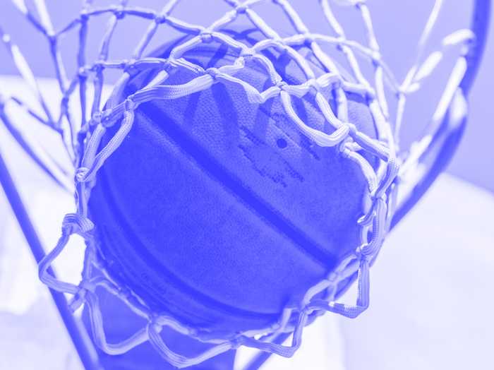 Ein Basketball liegt im Korb
