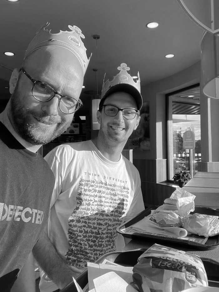Schwarz/weiß Foto von Wolfgang Schmitt und Ruven Spahn im Fast-Food-Restaurant